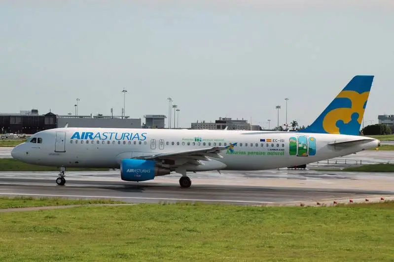 Airbus A320-214 con matrícula EC-ISI pintado con la librea de Air Asturias y el lema Asturias, paraíso natural, rodando en pista.
